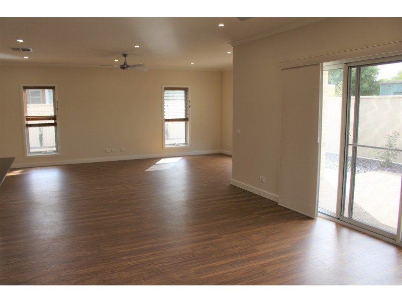 2/458 Union Road, Lavington NSW 2641