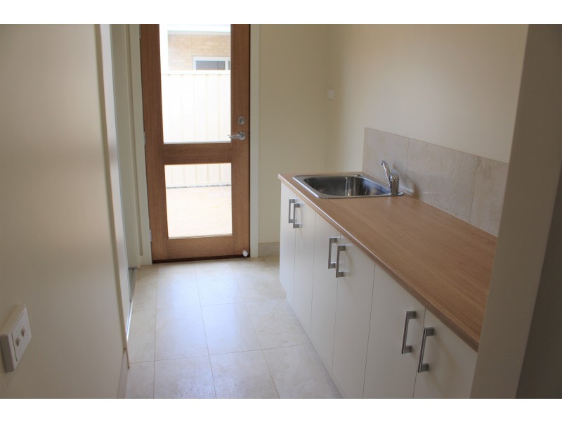 2/458 Union Road, Lavington NSW 2641
