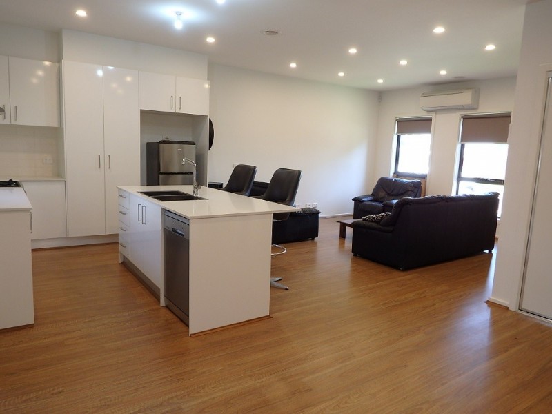 1/8 Cherington  Place, Melton South VIC 3338