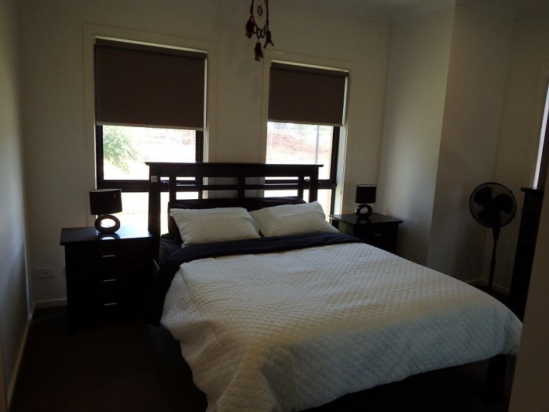 1/8 Cherington  Place, Melton South VIC 3338