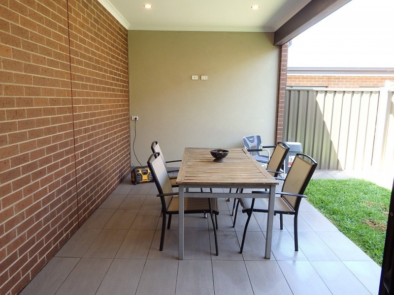 1/8 Cherington  Place, Melton South VIC 3338