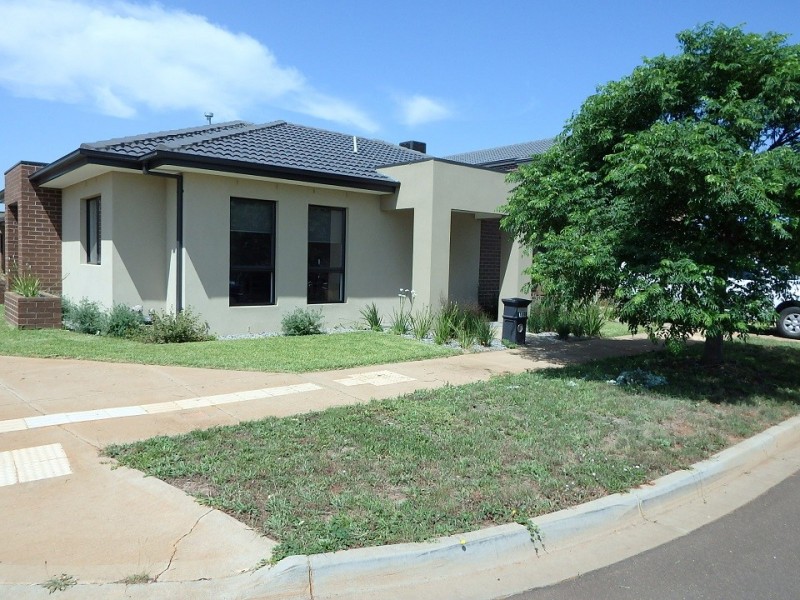 1/8 Cherington Place, Melton South VIC 3338