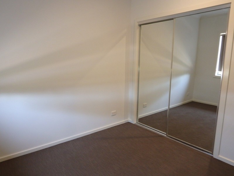 1/8 Cherington Place, Melton South VIC 3338