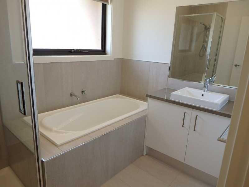 1/8 Cherington Place, Melton South VIC 3338