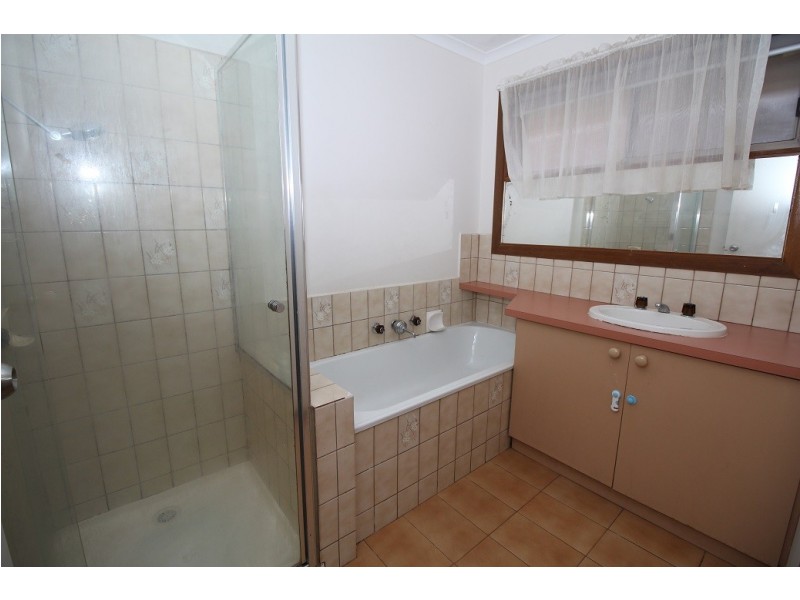 1/4 Oakfield Court, Melton South VIC 3338