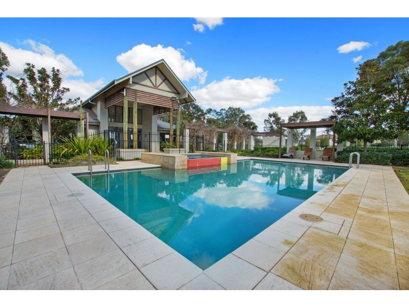 8 Hillsborough Crescent, Glenfield NSW 2167