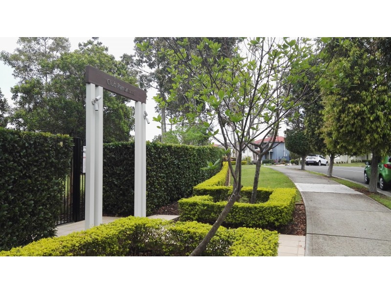 8 Hillsborough Crescent, Glenfield NSW 2167