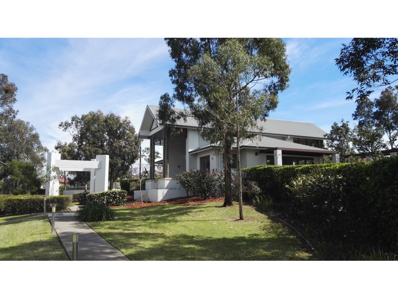 8 Hillsborough Crescent, Glenfield NSW 2167