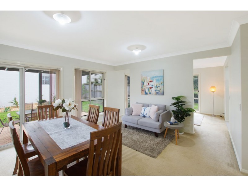 8 Hillsborough Crescent, Glenfield NSW 2167