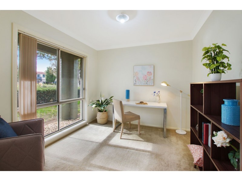 8 Hillsborough Crescent, Glenfield NSW 2167