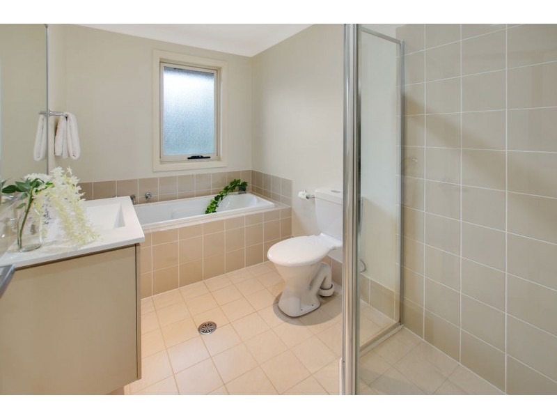 8 Hillsborough Crescent, Glenfield NSW 2167