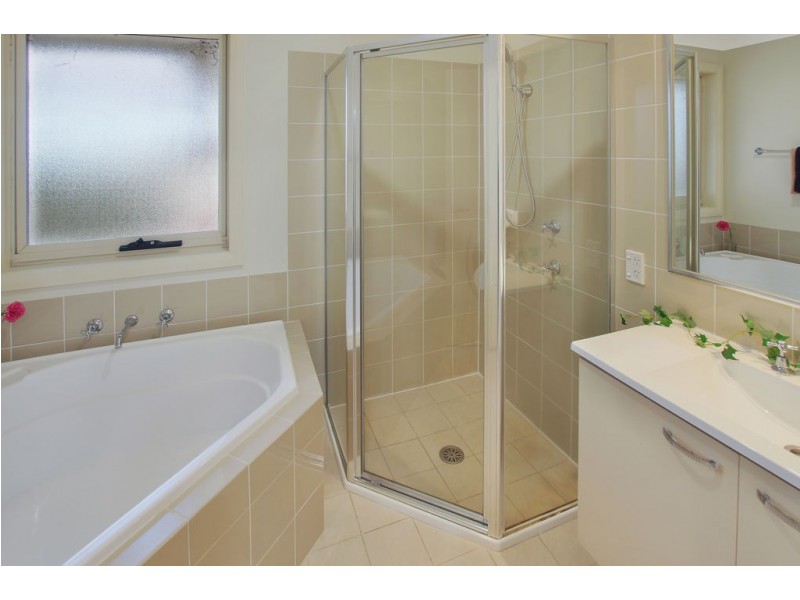 8 Hillsborough Crescent, Glenfield NSW 2167