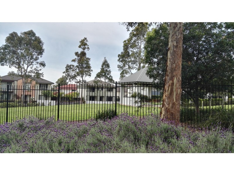 8 Hillsborough Crescent, Glenfield NSW 2167