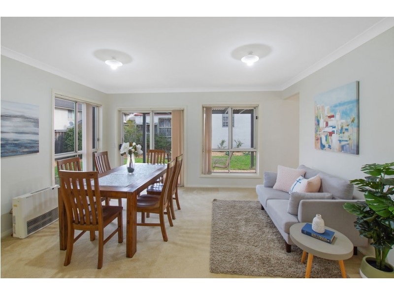 8 Hillsborough Crescent, Glenfield NSW 2167