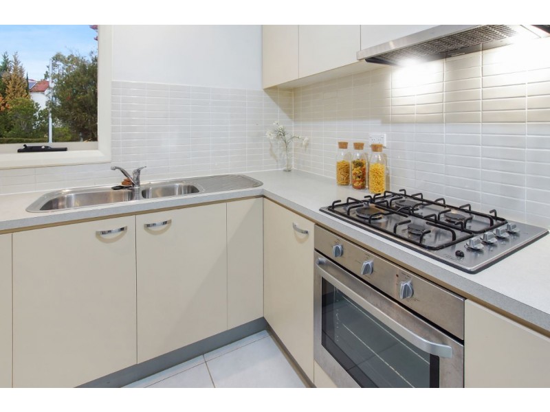 8 Hillsborough Crescent, Glenfield NSW 2167