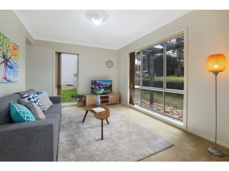 8 Hillsborough Crescent, Glenfield NSW 2167