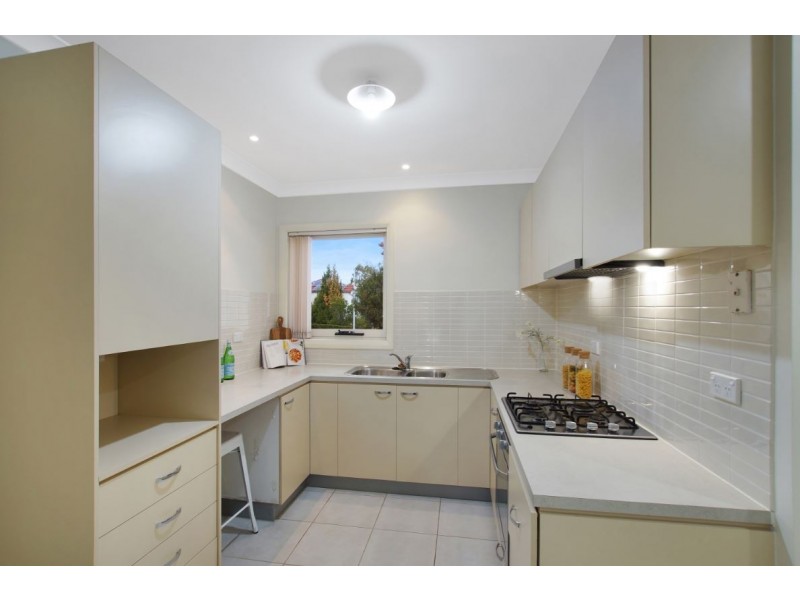 8 Hillsborough Crescent, Glenfield NSW 2167