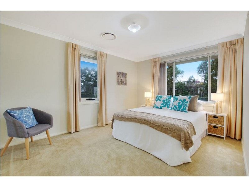 8 Hillsborough Crescent, Glenfield NSW 2167