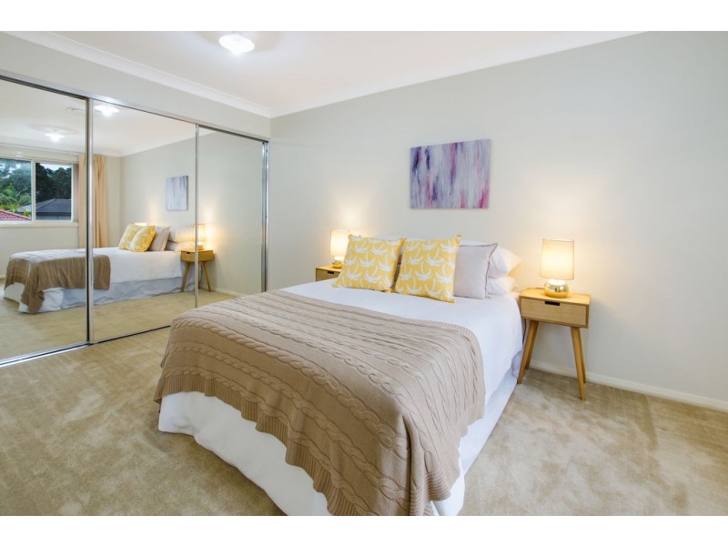 8 Hillsborough Crescent, Glenfield NSW 2167