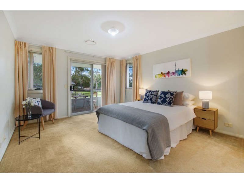 8 Hillsborough Crescent, Glenfield NSW 2167