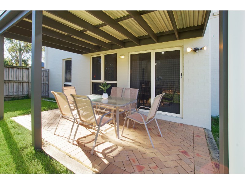 8 Hillsborough Crescent, Glenfield NSW 2167