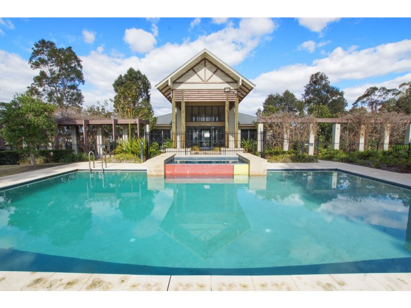 8 Hillsborough Crescent, Glenfield NSW 2167