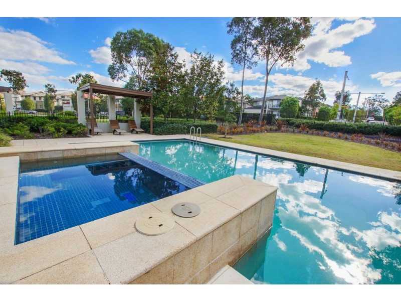 8 Hillsborough Crescent, Glenfield NSW 2167