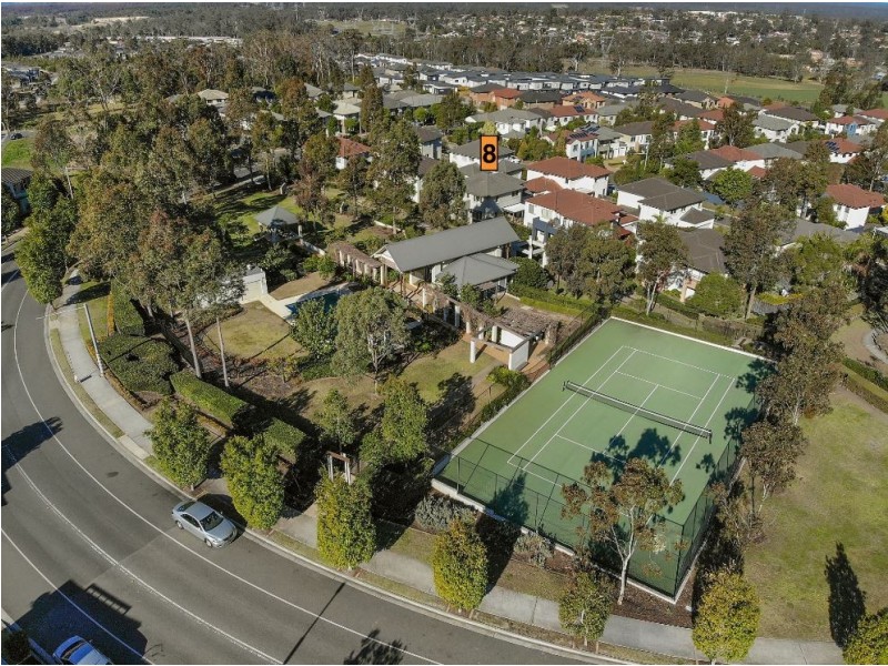 8 Hillsborough Crescent, Glenfield NSW 2167