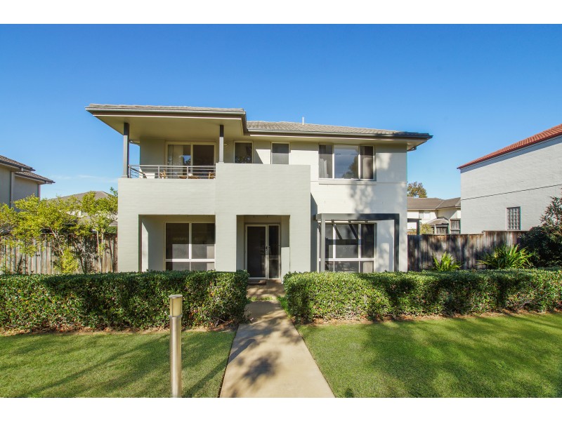 8 Hillsborough Crescent, Glenfield NSW 2167