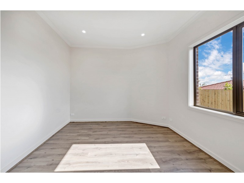 2/36 Silver Gum Drive, Pakenham VIC 3810