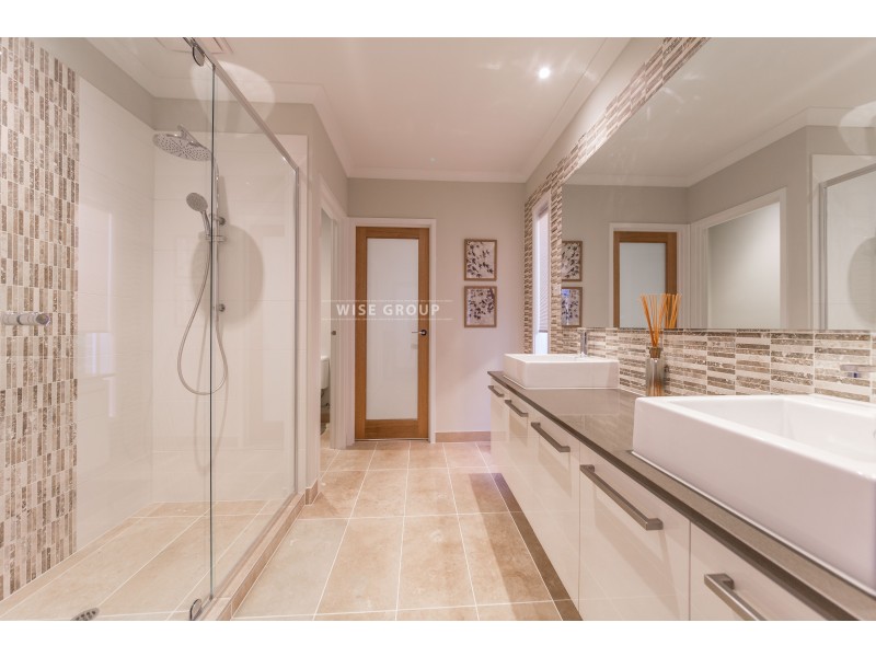8 Epsom Lane, Cranbourne North VIC 3977