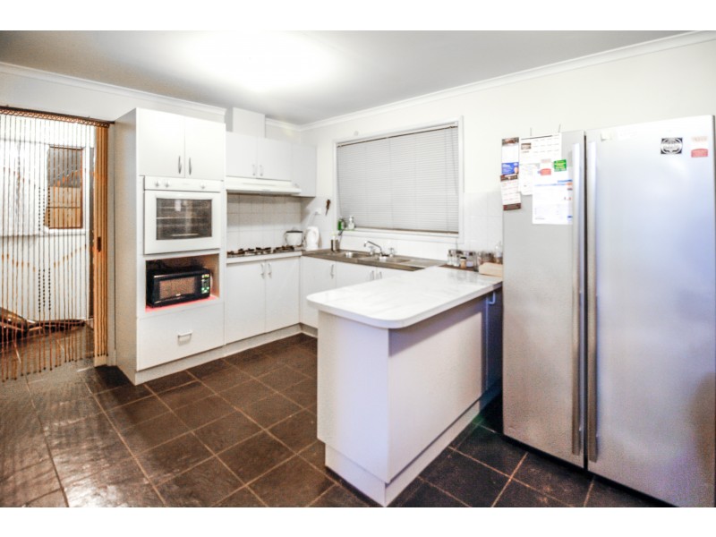 77 Warana Drive, Hampton Park VIC 3976