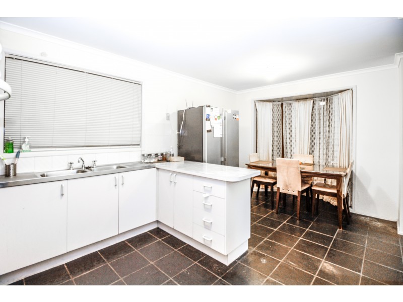 77 Warana Drive, Hampton Park VIC 3976