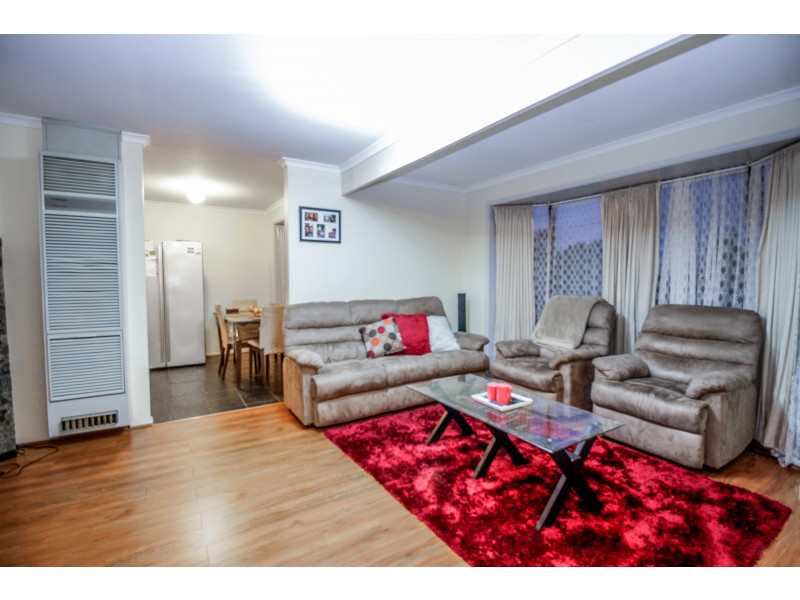 77 Warana Drive, Hampton Park VIC 3976