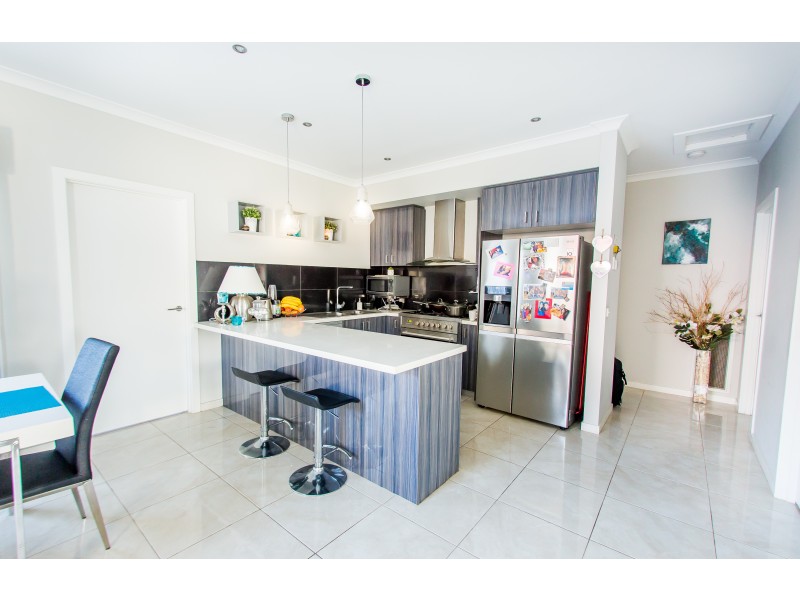 16 Boldrewood Place, Lynbrook VIC 3975