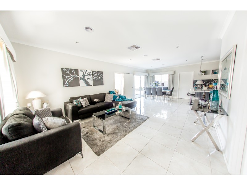 16 Boldrewood Place, Lynbrook VIC 3975