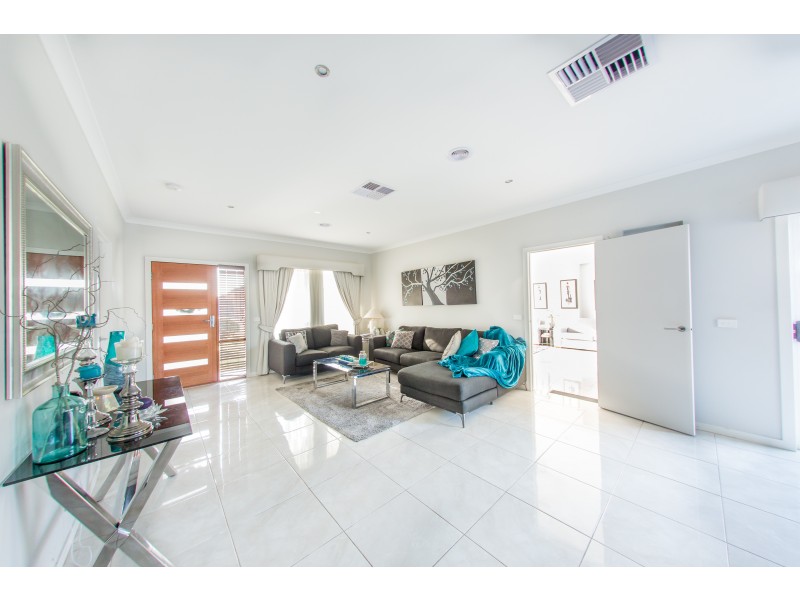 16 Boldrewood Place, Lynbrook VIC 3975