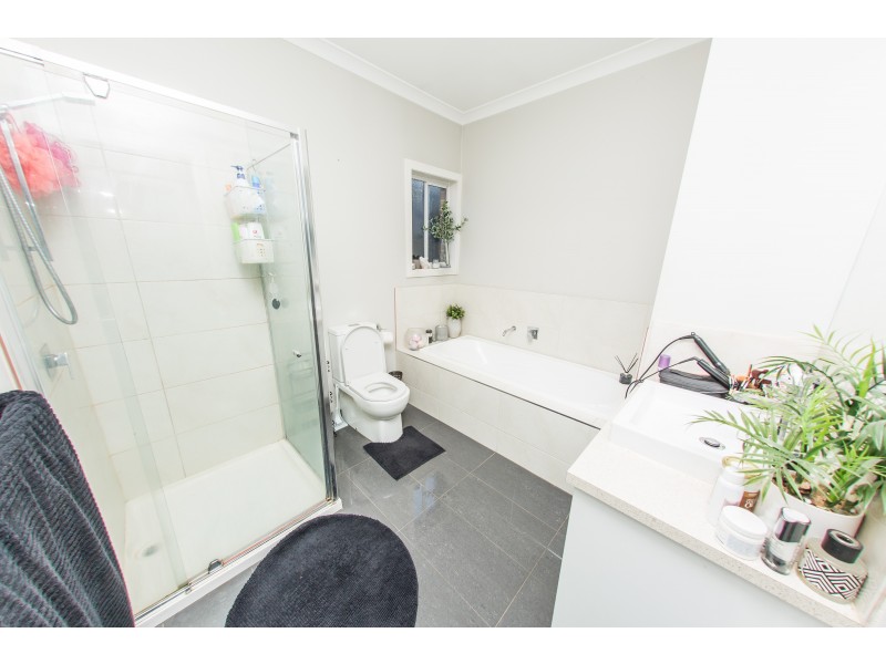 16 Boldrewood Place, Lynbrook VIC 3975