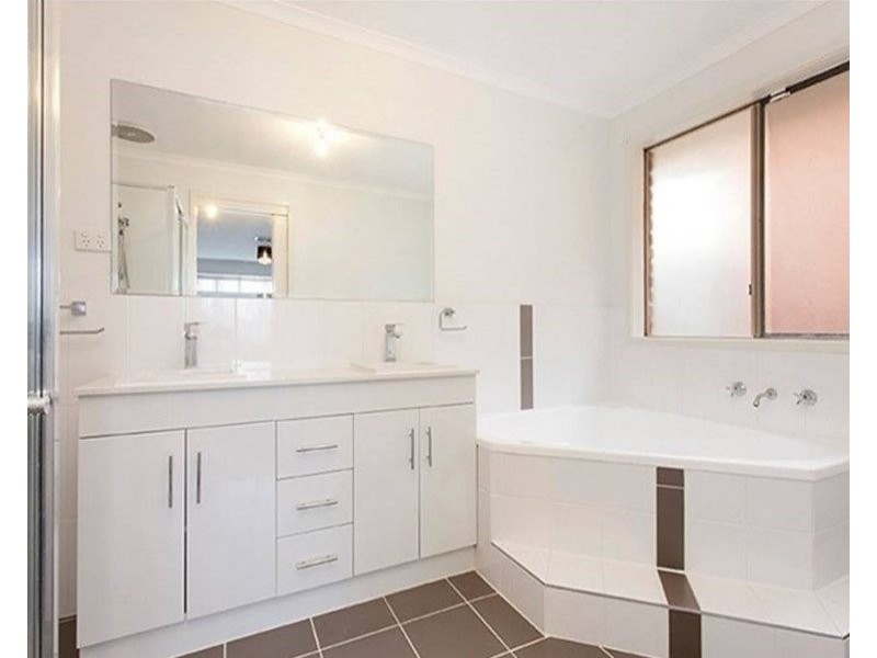 5 Chadbourn Place, Narre Warren South VIC 3805