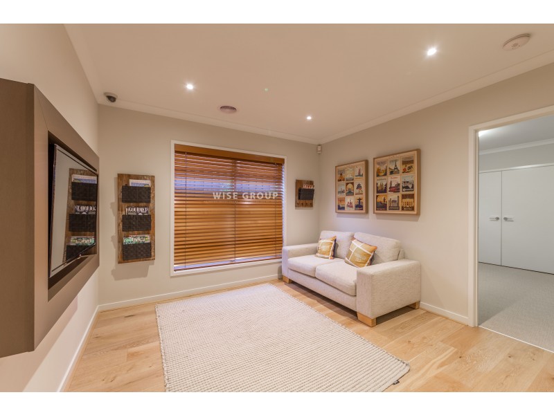 8 Savage Way, Clyde North VIC 3978