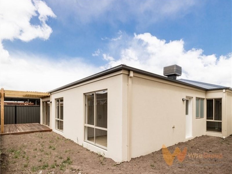 24 Wilkiea Crescent, Cranbourne North VIC 3977