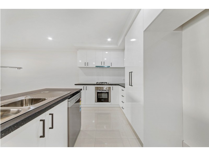 2/36 Silver Gum Drive, Pakenham VIC 3810