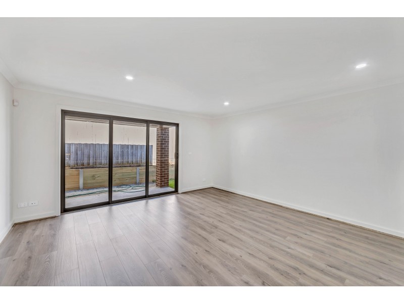 2/36 Silver Gum Drive, Pakenham VIC 3810