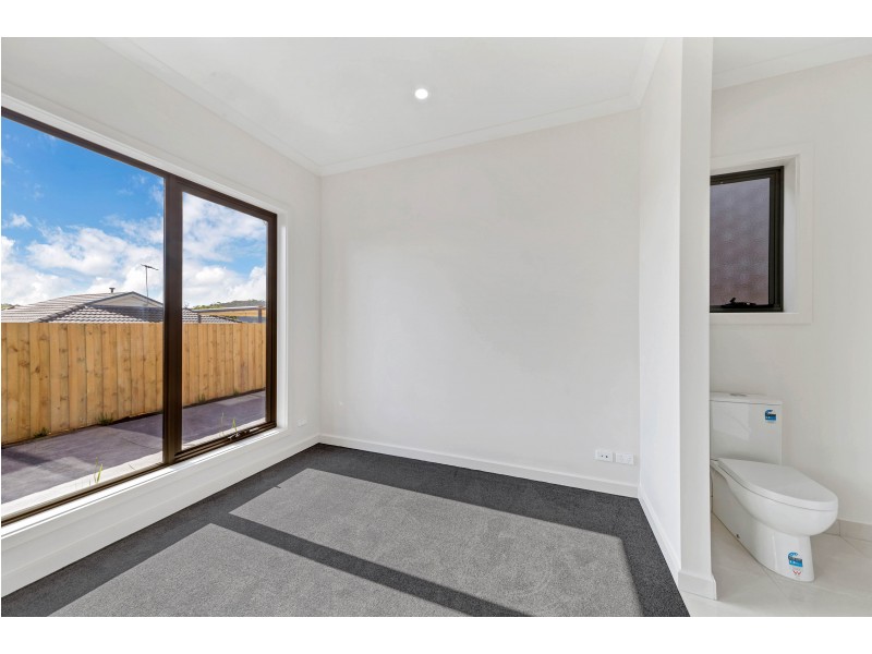 2/36 Silver Gum Drive, Pakenham VIC 3810