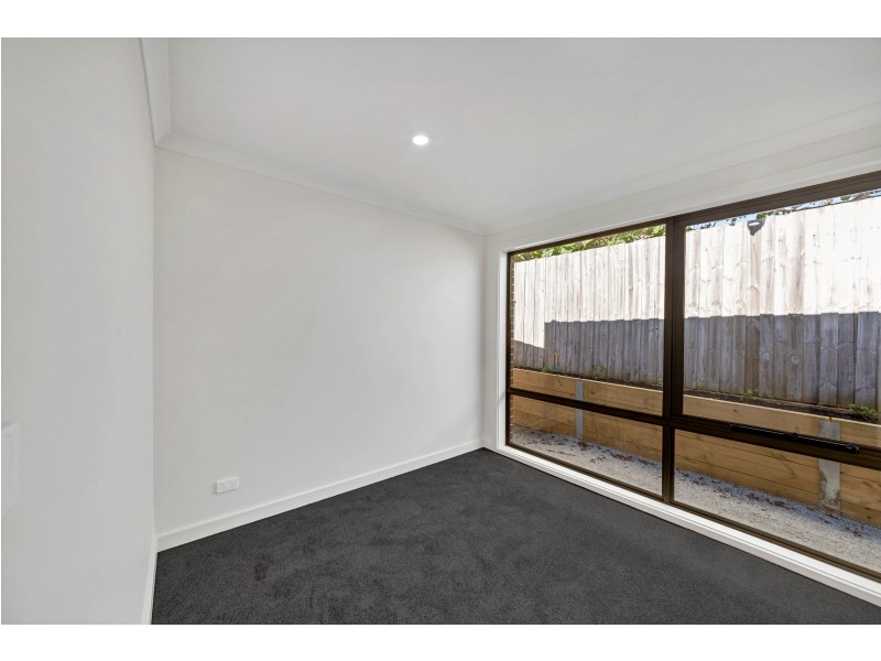 2/36 Silver Gum Drive, Pakenham VIC 3810