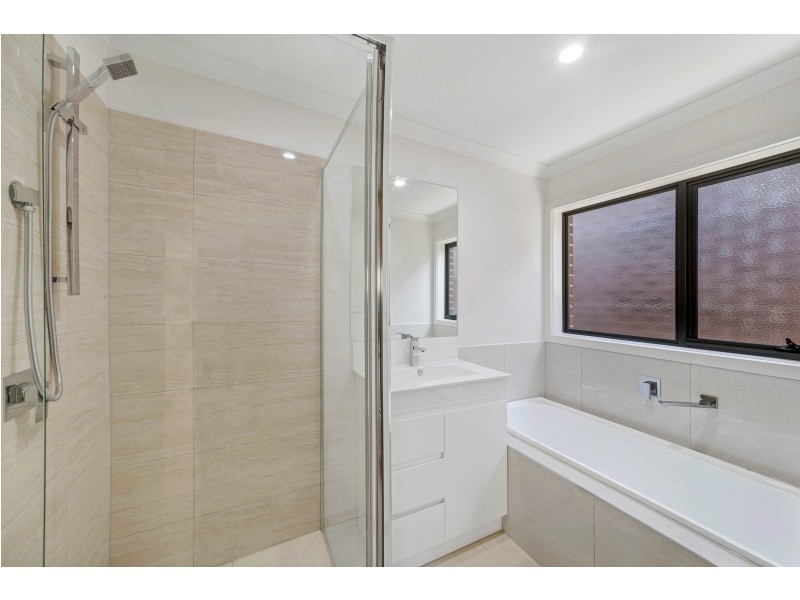 2/36 Silver Gum Drive, Pakenham VIC 3810