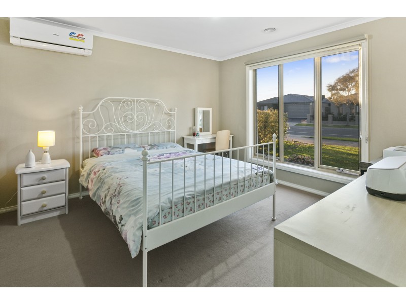 53 Chantenay Parade, Cranbourne North VIC 3977