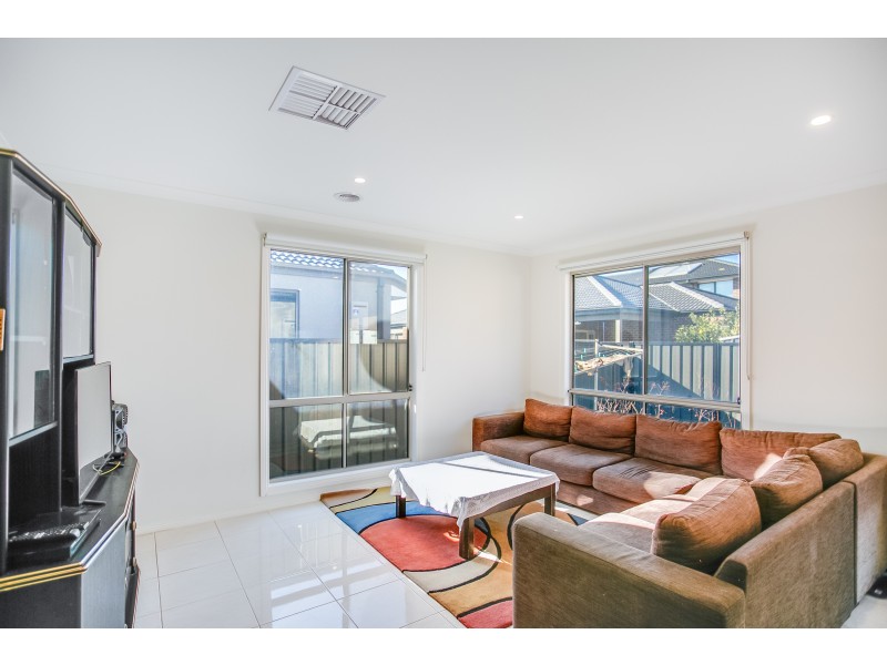 49A Wilkiea Cr, Cranbourne North VIC 3977