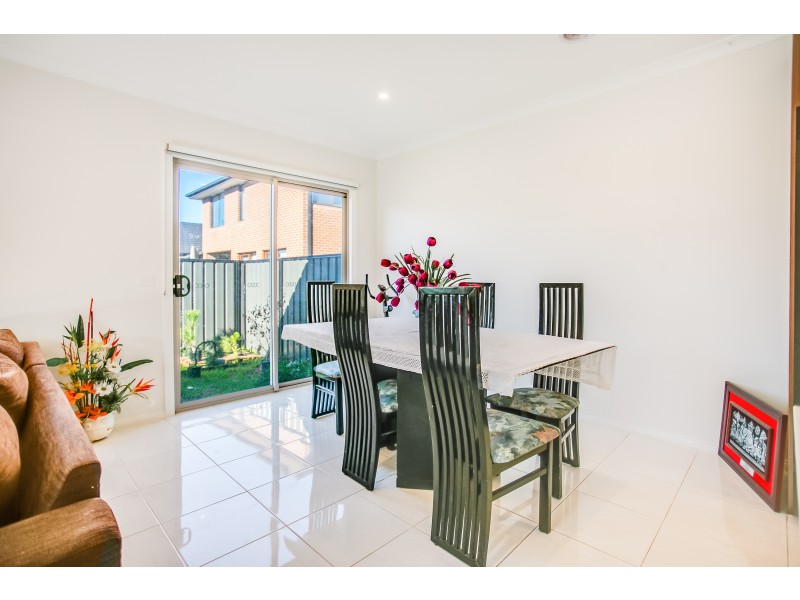 49A Wilkiea Cr, Cranbourne North VIC 3977