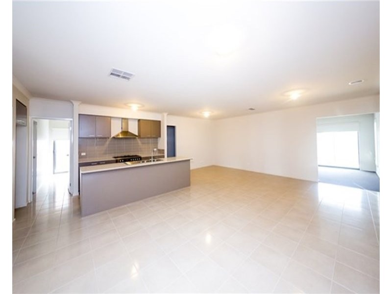 4 Holsteiner Terrace, Clyde North VIC 3978